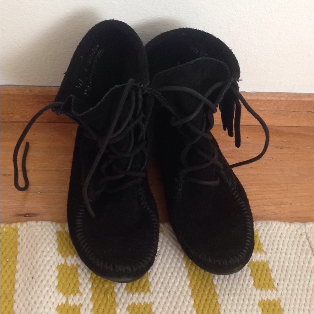 Blk Suede Fringed Minnetonka Tramper Boot 6